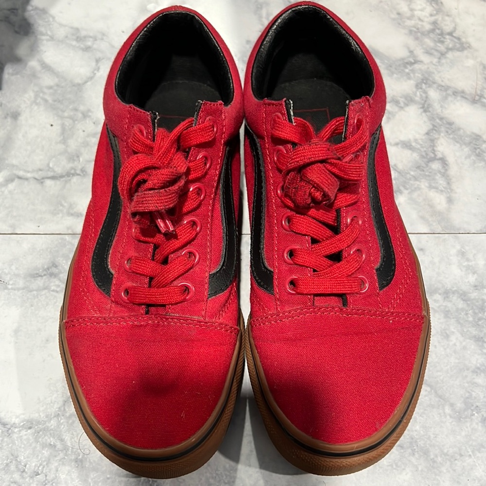 Red Old skool Gum shoes .